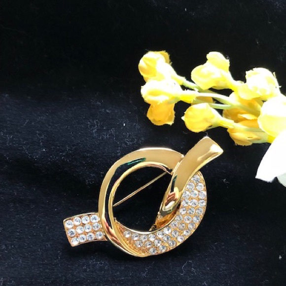Park Lane Jewelry - Park Lane Vintage Gold Tone Crystal Brooch.